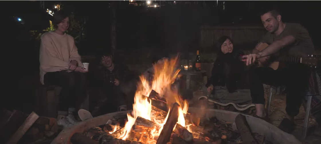 複数の家族で森に出かけキャンプファイヤー&BBQ企画